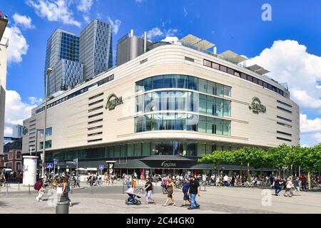 Modernes Gebäude des großen Kaufhauses "Galeria Kaufhof" am berühmten Stadtplatz `Hauptwache` in Frankfurt Stockfoto